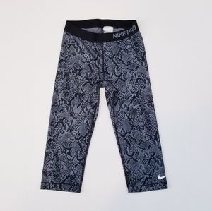 Nike Pro compression capris tights | Medium